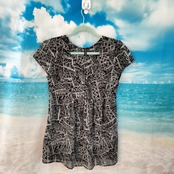 " Essentials by Milano"  woman's short sleeve blouse. - Picture 2 of 5